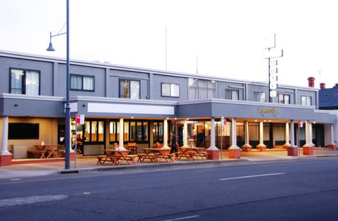 Commodore Motor Inn - Tourism Cairns 0
