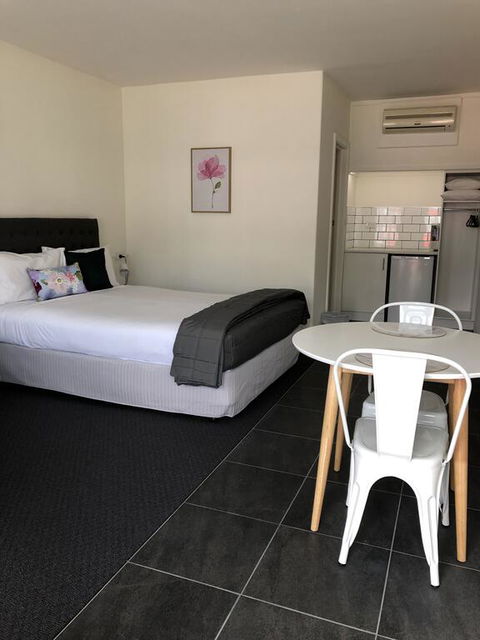 Commodore Motor Inn - Tourism Cairns 3