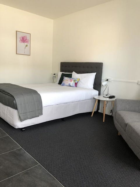 Commodore Motor Inn - Tourism Cairns 2