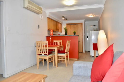Convenient City Apartment With Pool Gym And Tennis Court - Tourism Cairns 1