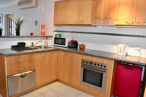 Convenient City Apartment With Pool Gym And Tennis Court - Tourism Cairns 3