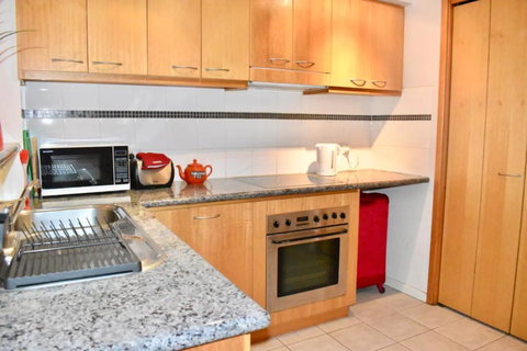 Convenient City Apartment With Pool Gym And Tennis Court - Tourism Cairns 2