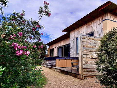 Coopers Ocean Cabin And Jacuzzi - Tourism Cairns 1