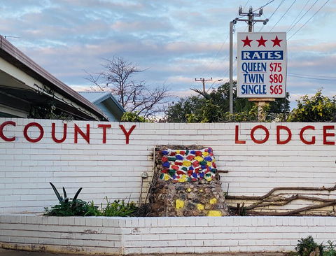 County Lodge Motor Inn - Tourism Cairns 1