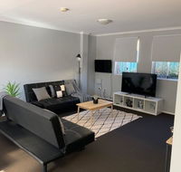 Cozy 3BR Townhouse in Liverpool CBD with parking - Tourism Cairns