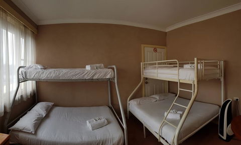 Cringila Hotel - Tourism Cairns 1
