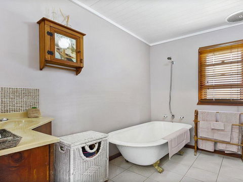 Cudgee - Quaint Cottage With Separate Cabin - Tourism Cairns 3