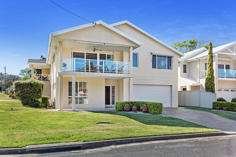 Danalene Parade, 1/25 - Tourism Cairns 0
