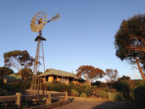 Daysy Hill Country Cottages - Tourism Cairns 0