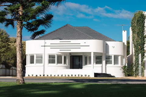 Deco Beach Luxury Apartments - Tourism Cairns 0