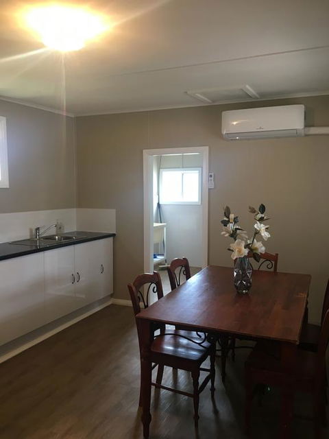 Desert Flower Cottages On Wolfram St - Tourism Cairns 3