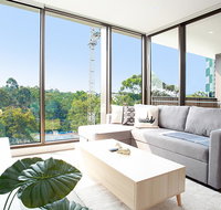 Designer Apartment with Balcony in Quiet Suburb - Tourism Cairns