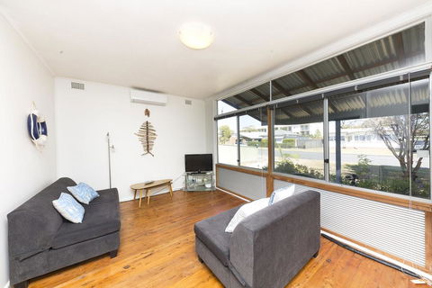 DOUGLAS COTTAGE FORSTER - Tourism Cairns 1