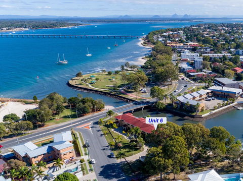 Elegant Waterfront Gem Where The Ocean Meets The Canal! - Tourism Cairns 0