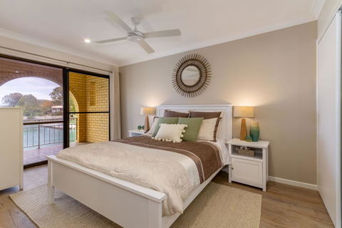 Elegant Waterfront Gem Where The Ocean Meets The Canal! - Tourism Cairns 2