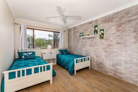 Elegant Waterfront Gem Where The Ocean Meets The Canal! - Tourism Cairns 3