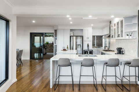 Ellerina Sea Vista Luxury Family Retreat With Sauna, Pool, Amazing Water Views, Walk To Beach - Tourism Cairns 1