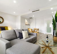 Enjoy bayside life at stylish studio close to city - Tourism Cairns