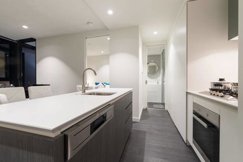 EQ Tower Luxury 2 Bedroom Skyline CBD Apartment - Tourism Cairns 3