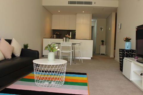 Exquisite Family Home +Parking, Close To CBD - Tourism Cairns 3