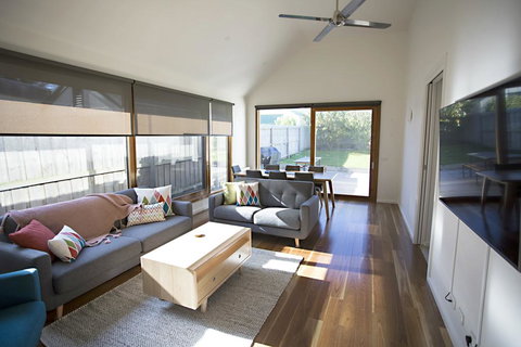 GALWAY COTTAGE - Tourism Cairns 0