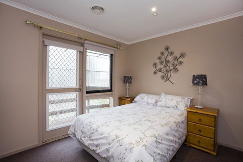Geelong Holiday Home - Tourism Cairns 3