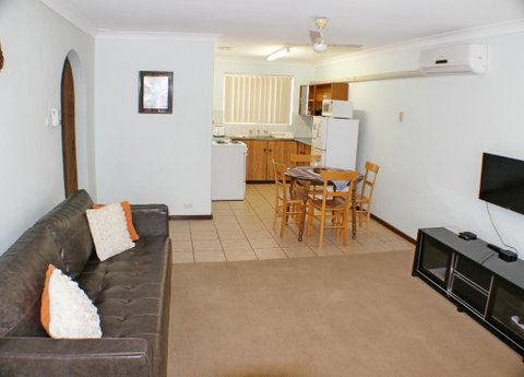 Geraldton Holiday Unit - Tourism Cairns 3