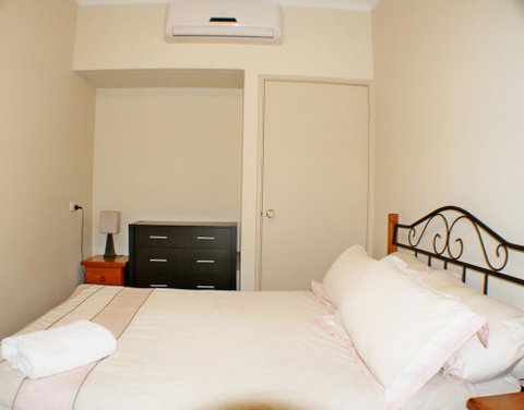 Geraldton Luxury Retreat 2 - Tourism Cairns 3