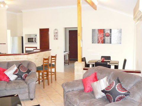 Geraldton Luxury Retreat 2 - Tourism Cairns 1