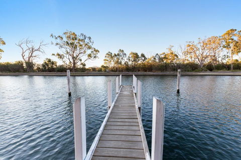 Gippsland Lakehouse A - Canal Frontage - Tourism Cairns 1