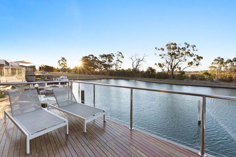 Gippsland Lakehouse A - Canal Frontage - Tourism Cairns 0
