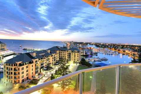 GLENELG Five Stars - Tourism Cairns 0