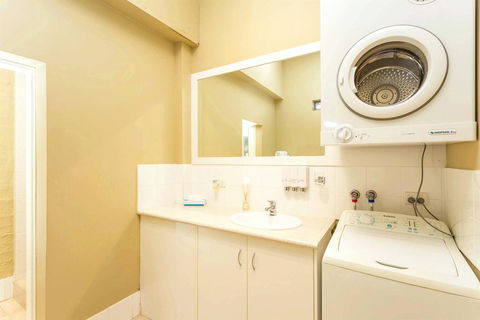Globe Apartments - Tourism Cairns 2
