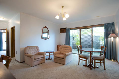 Golden Grain Motor Inn - Tourism Cairns 0