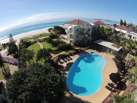 Golden Riviera Absolute Beachfront Resort - Tourism Cairns 0