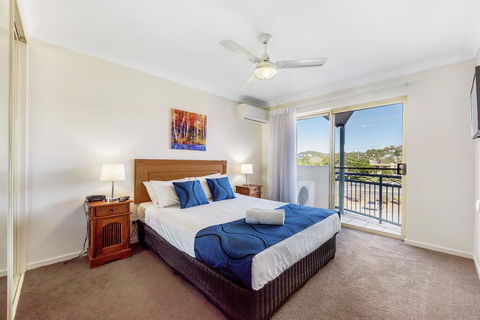 Golden Riviera Absolute Beachfront Resort - Tourism Cairns 3
