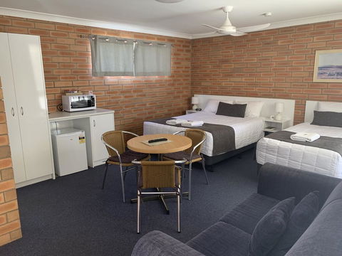 Gunsynd Motor Inn - Tourism Cairns 0