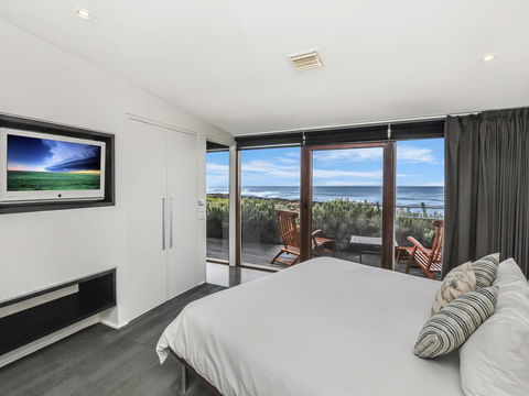 HEARN'S BEACHSIDE VILLA 1 - Tourism Cairns 3
