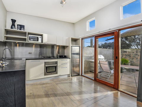 HEARN'S BEACHSIDE VILLA 1 - Tourism Cairns 2