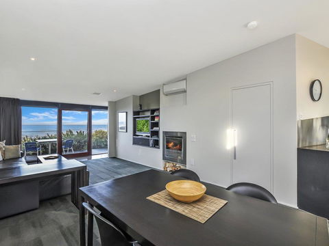 HEARN'S BEACHSIDE VILLA 1 - Tourism Cairns 1