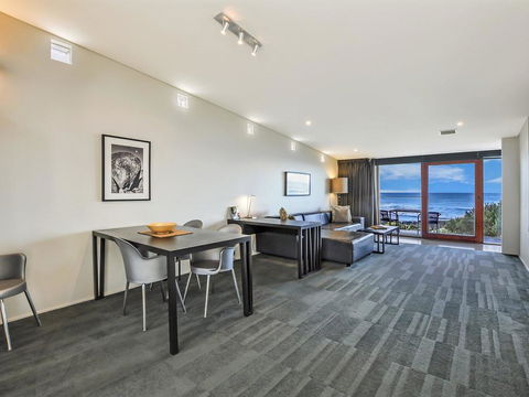 HEARN'S BEACHSIDE VILLA 2 - Tourism Cairns 2