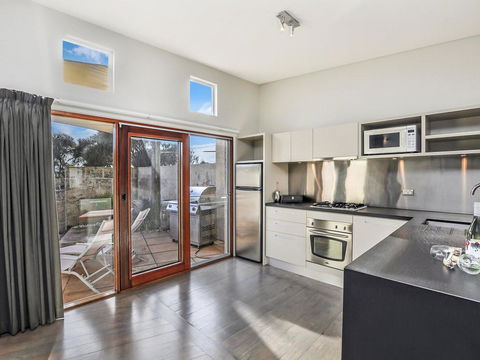 HEARN'S BEACHSIDE VILLA 3 - Tourism Cairns 2