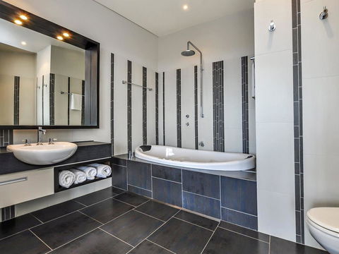 HEARN'S BEACHSIDE VILLA 3 - Tourism Cairns 3
