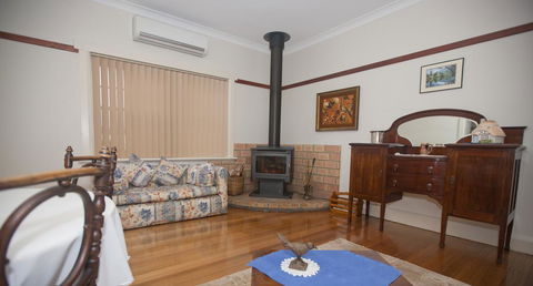 Hillside Cottage - Tourism Cairns 3