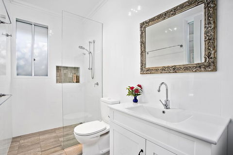 Jetty Splendour Guest Bedroom With Bathroom En-suite B'nB - Tourism Cairns 3