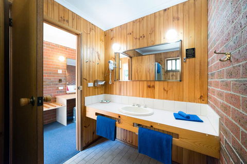 Kookaburra Motor Lodge - Tourism Cairns 1