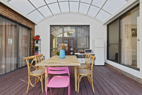 KOZYGURU Belrose Modern Designer 2 Bed + FREE Parking - Tourism Cairns 0