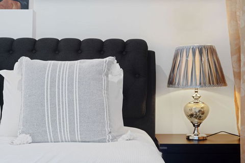 KOZYGURU Belrose Modern Designer 2 Bed + FREE Parking - Tourism Cairns 1