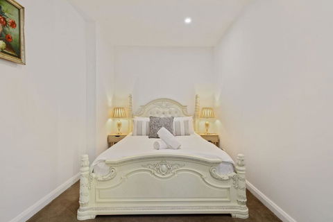 KOZYGURU Belrose Modern Designer 2 Bed + FREE Parking - Tourism Cairns 2