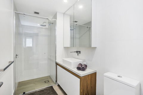 KOZYGURU FORTITUDE VALLEY 2 BED DESIGNER APT + FREE PARKING QFV179-803 - Tourism Cairns 2